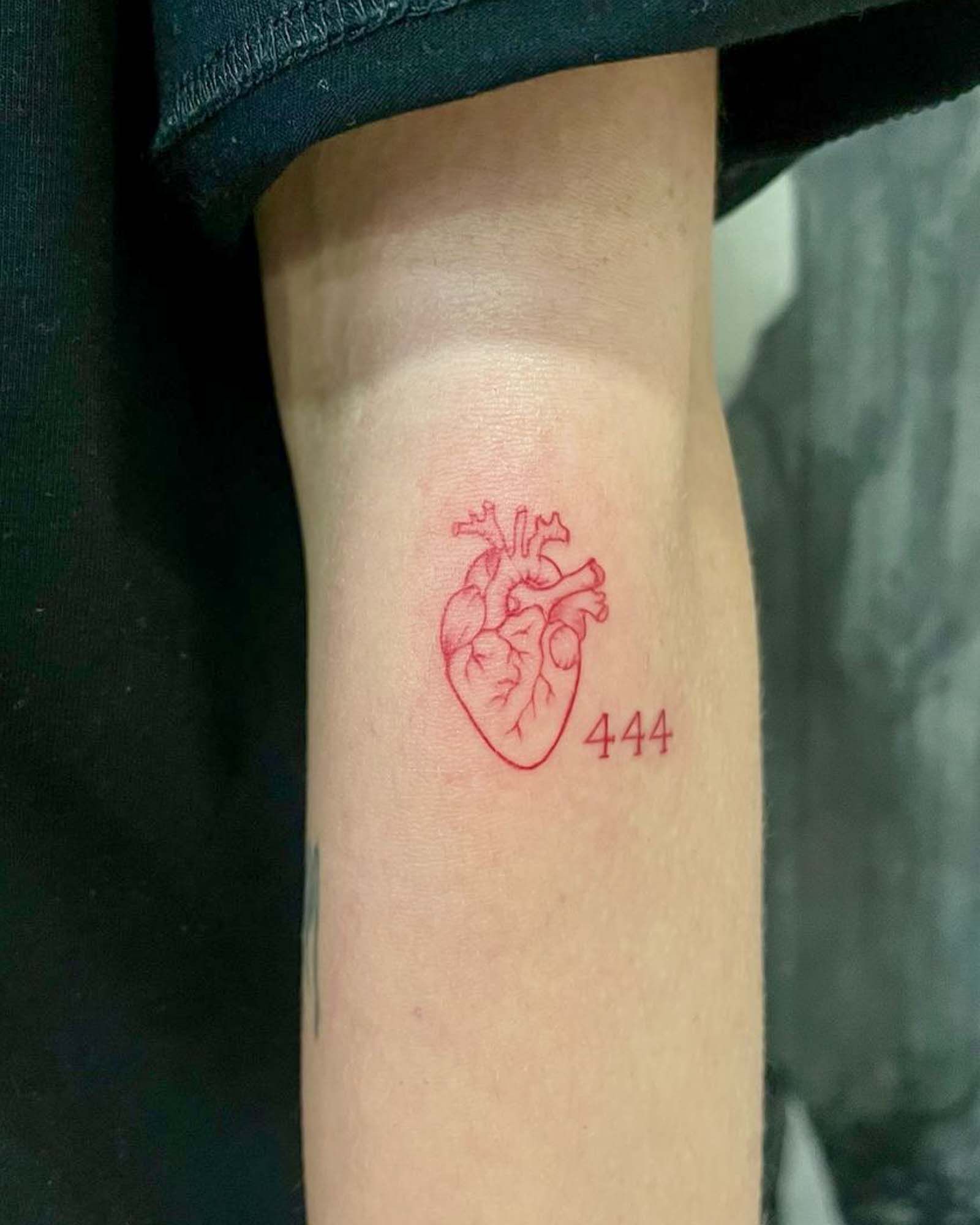 tatuaje corazon anatomico  fine line valencia tattoo 