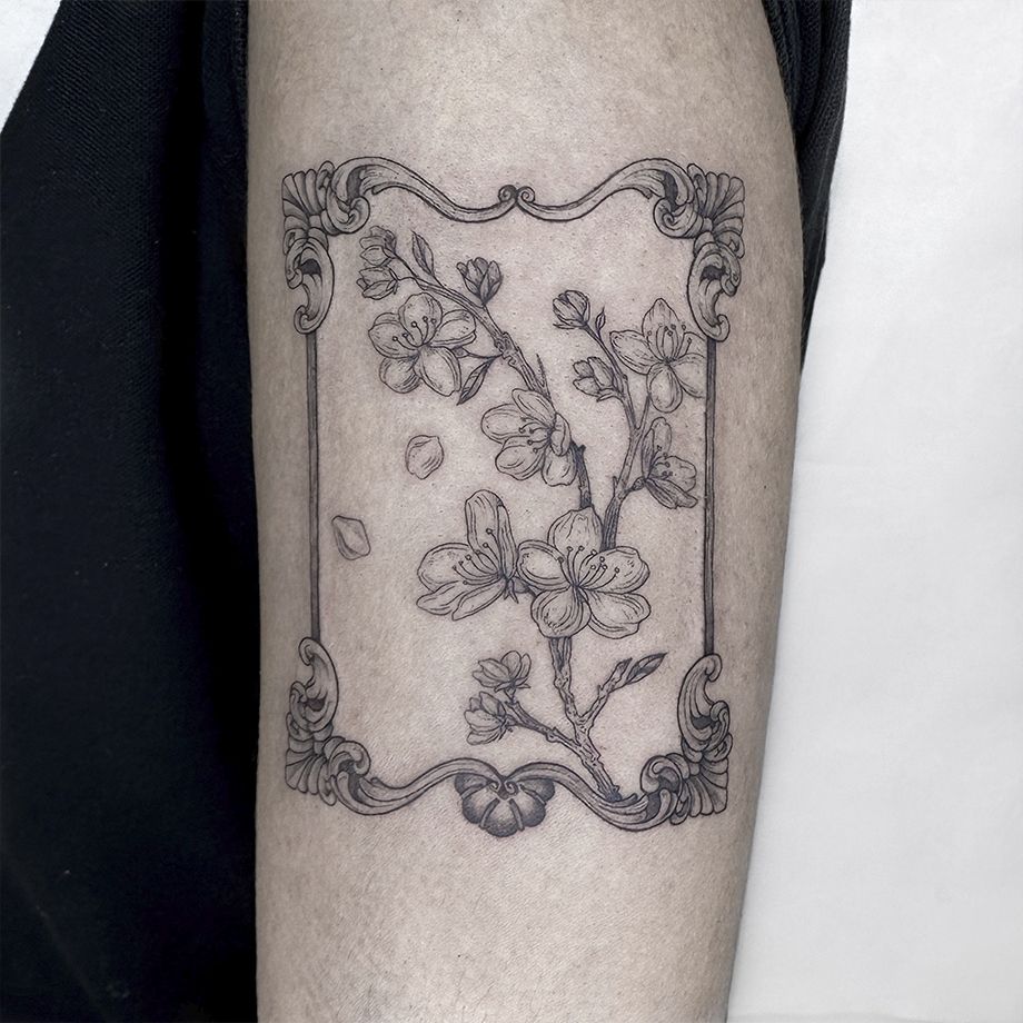 Tatuaje flor de almendro Línea Fina