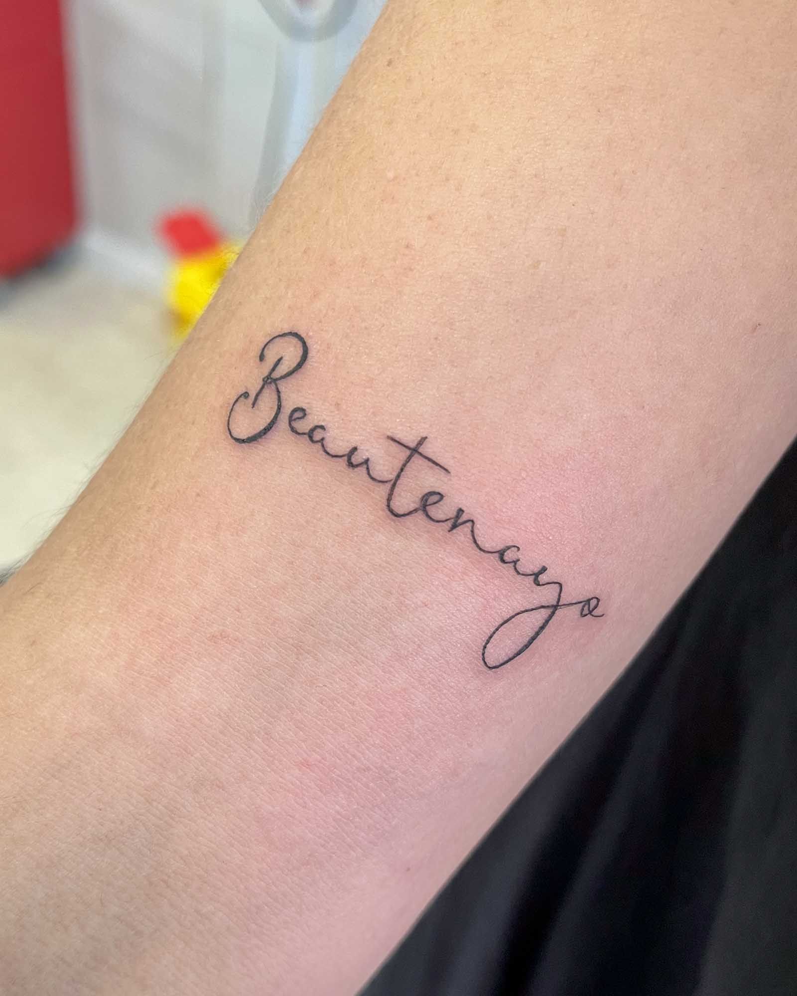 Tatuaje Fine Line Caligrafía Antebrazo Valencia