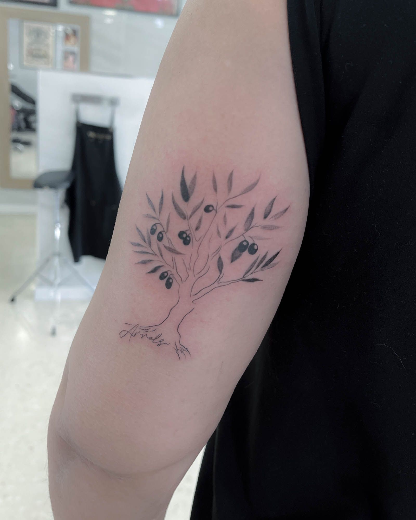 tatuaje linea fina olivo minimalista valencia