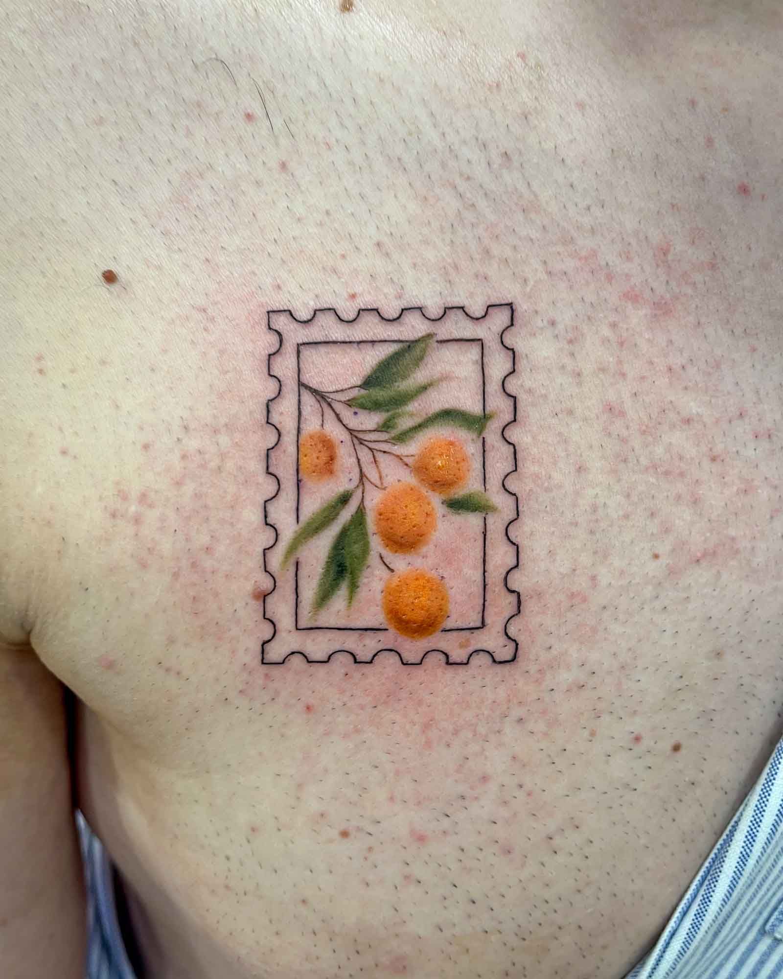 tatuaje sello postal con naranjas Valencia línea fina color