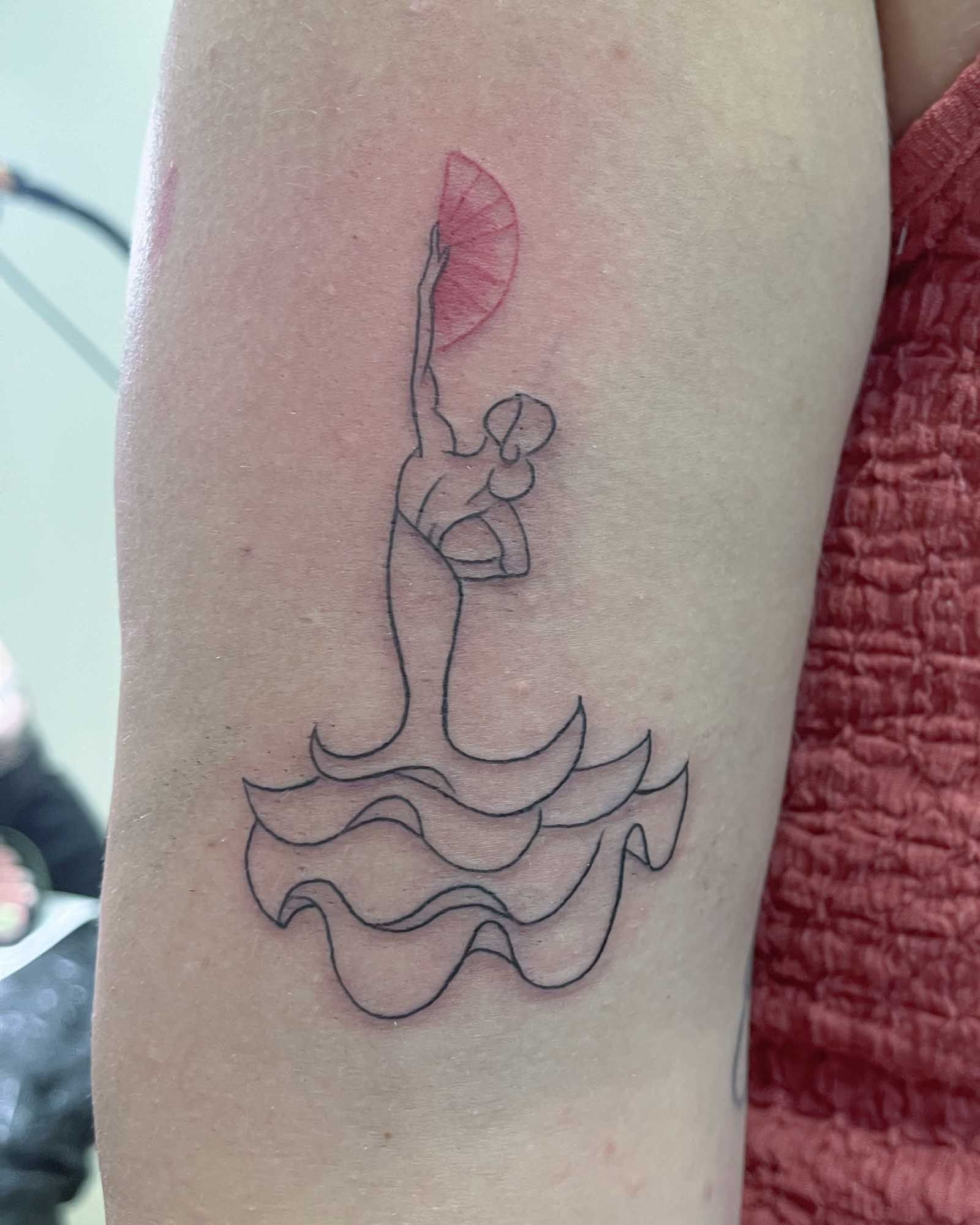 tatuaje linea fina mujer flamenco valencia