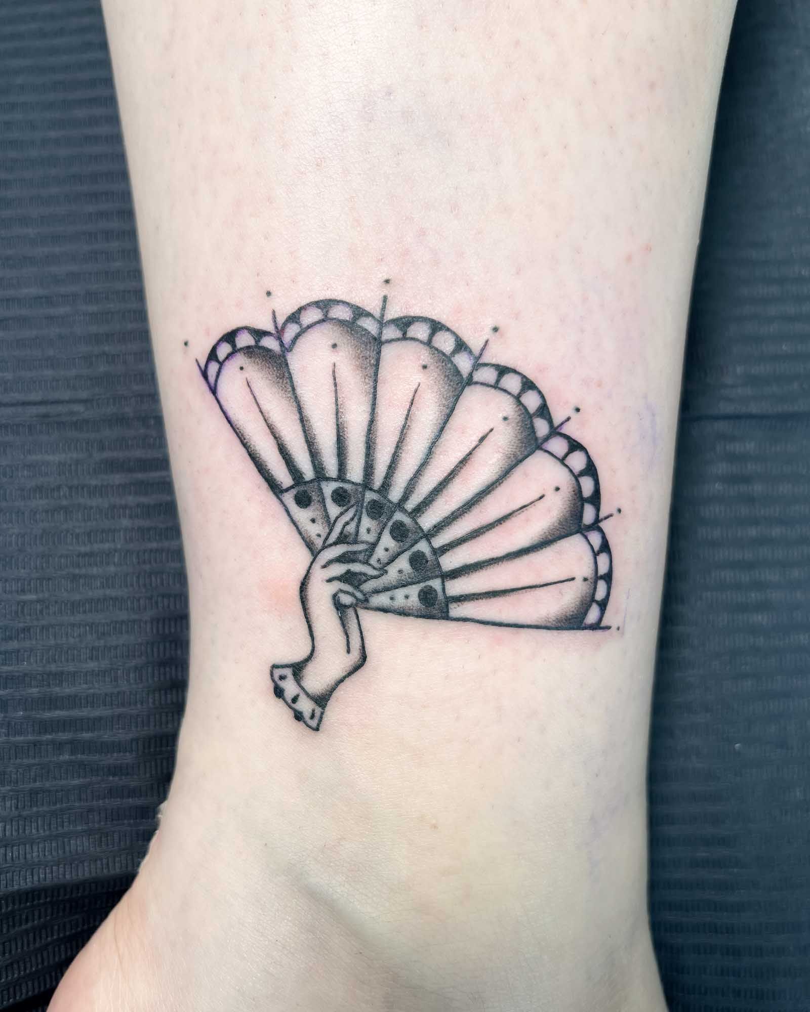 tatuaje linea fina abanico ornamental mano valencia