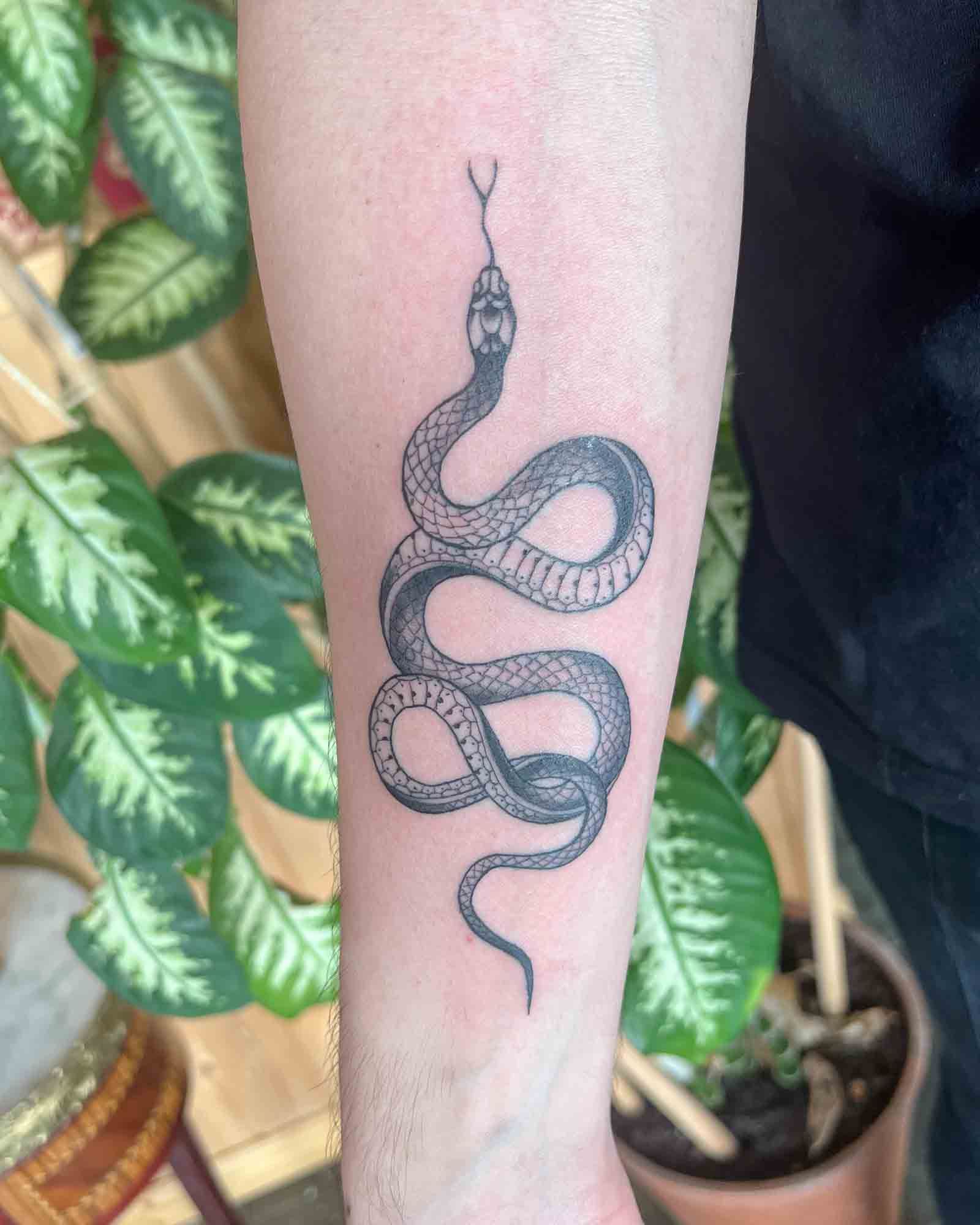 tatuaje linea fina serpiente minimalista valencia