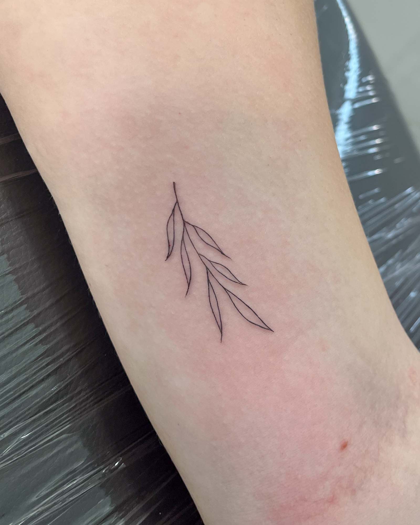 tatuaje hoja minimalista línea fina diseño botánico