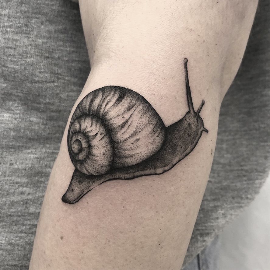 Tatuaje lirios flores línea fina