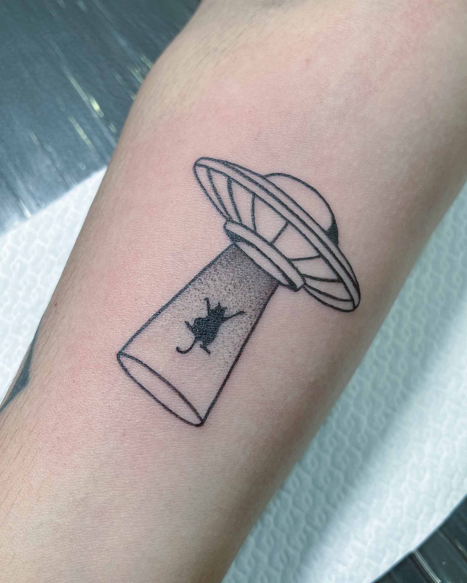 tatuaje linea fina ovni alien minimalista valencia