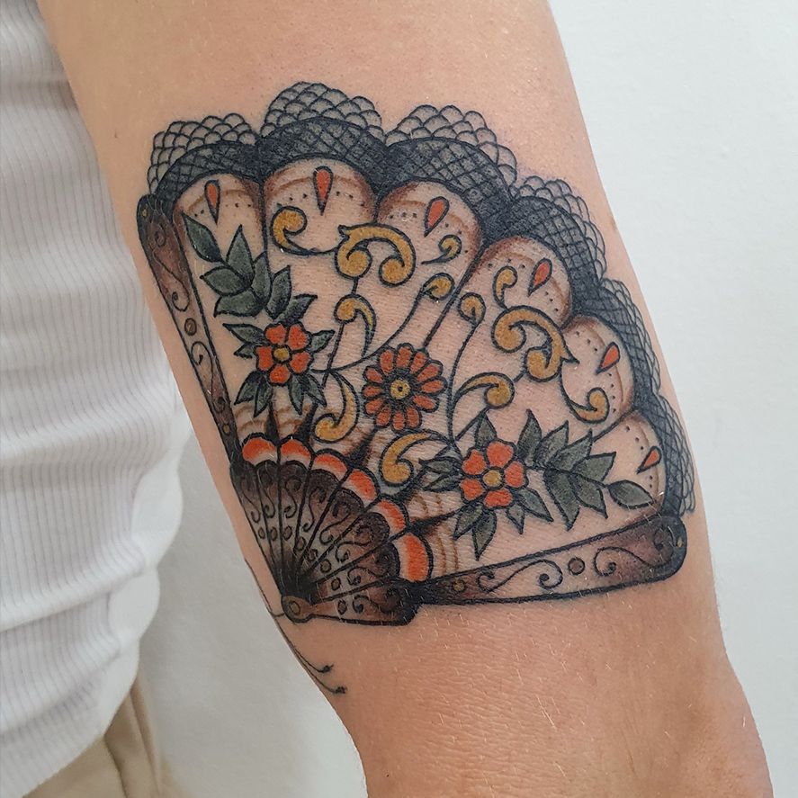 Tatuaje línea fina valencia letras