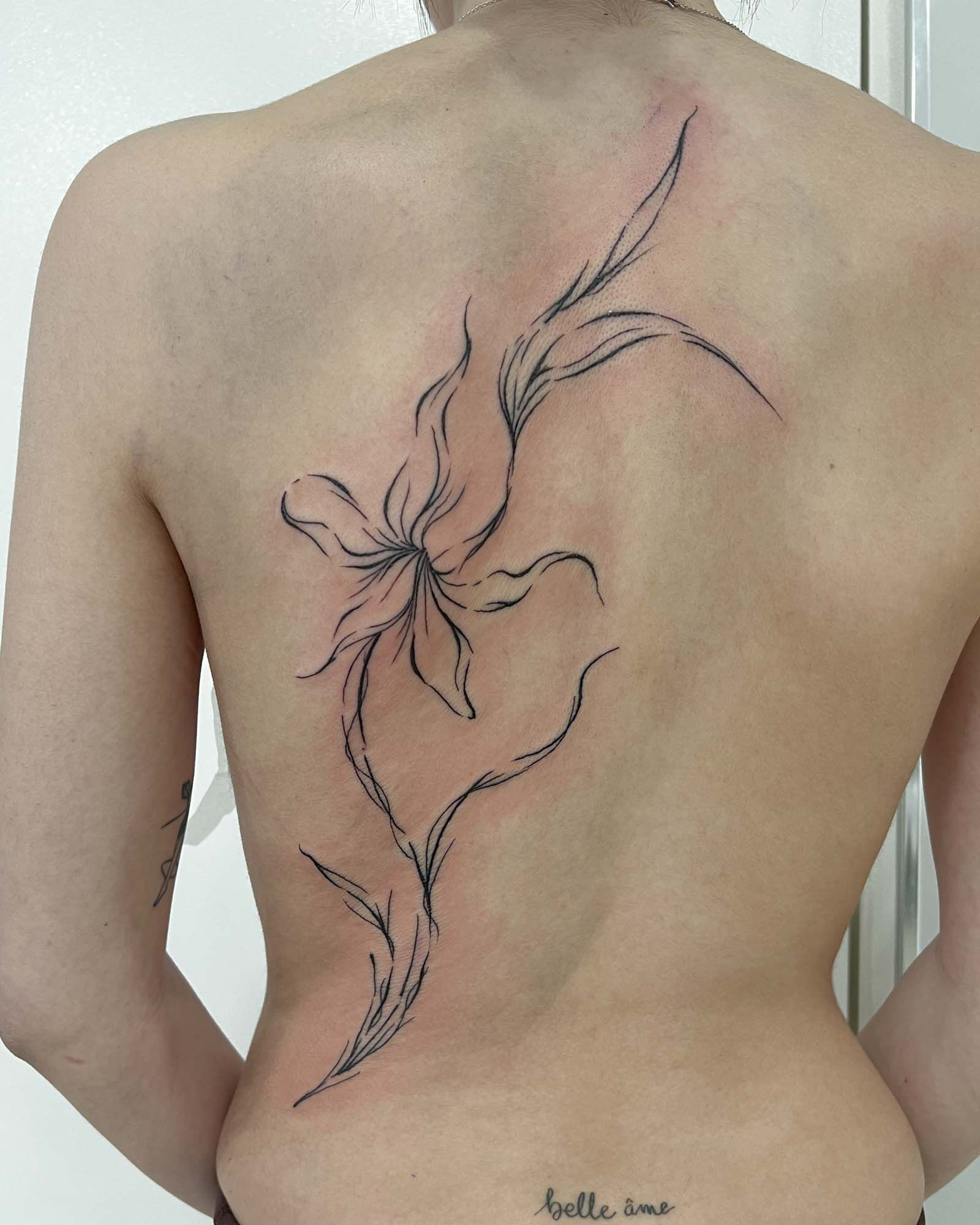 tatuaje ornamental abstracto línea fina en espalda diseño fluido