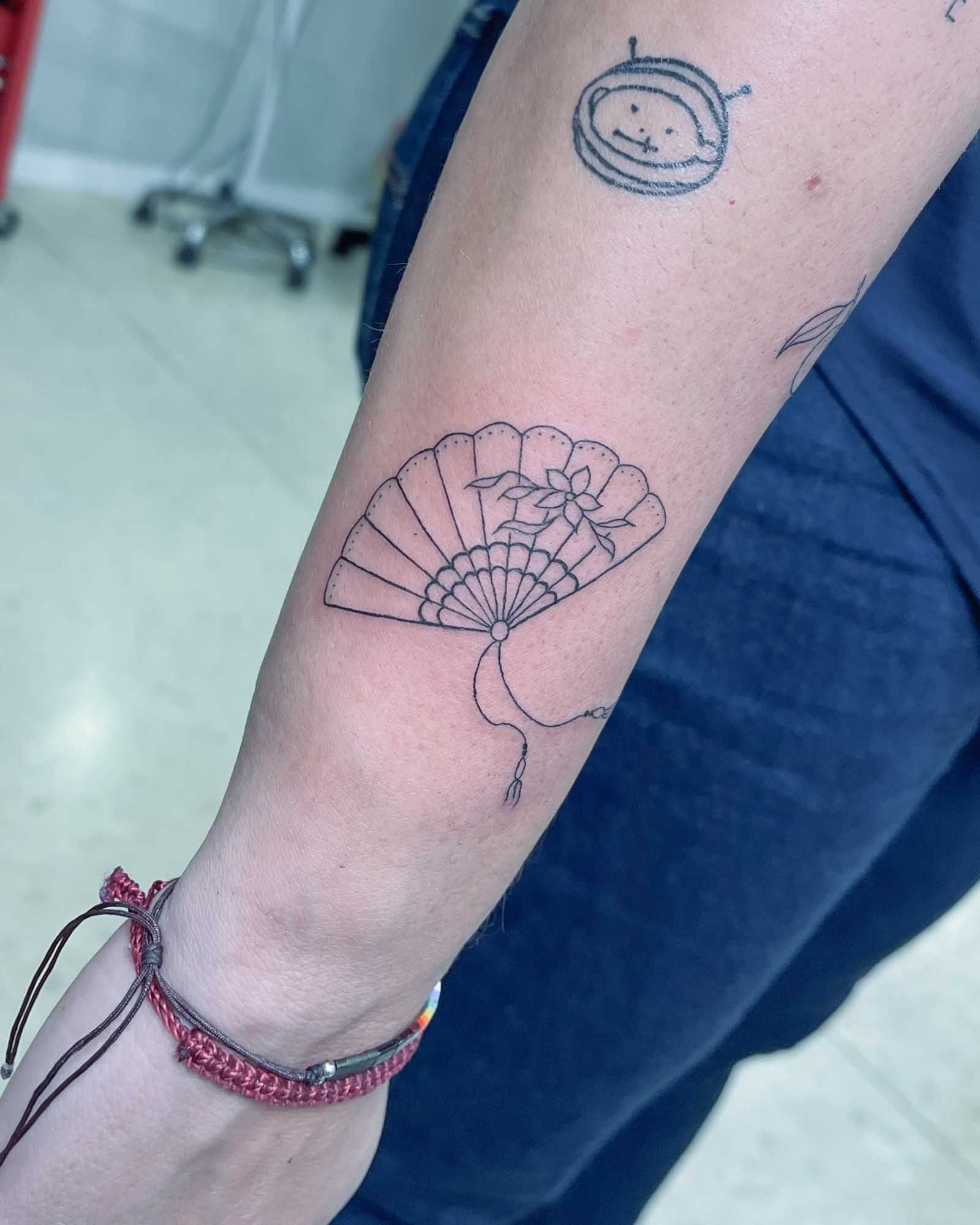 tatuaje linea fina abanico ornamental valencia