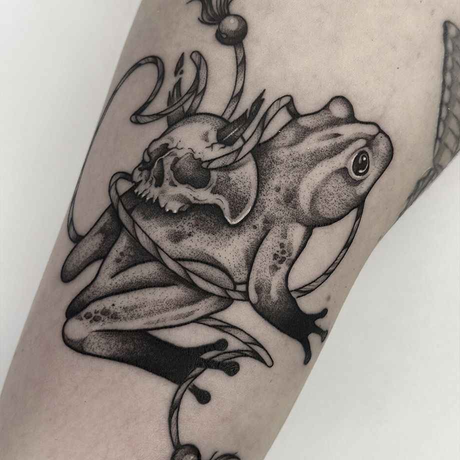 Tatuaje rana blackwork valencia