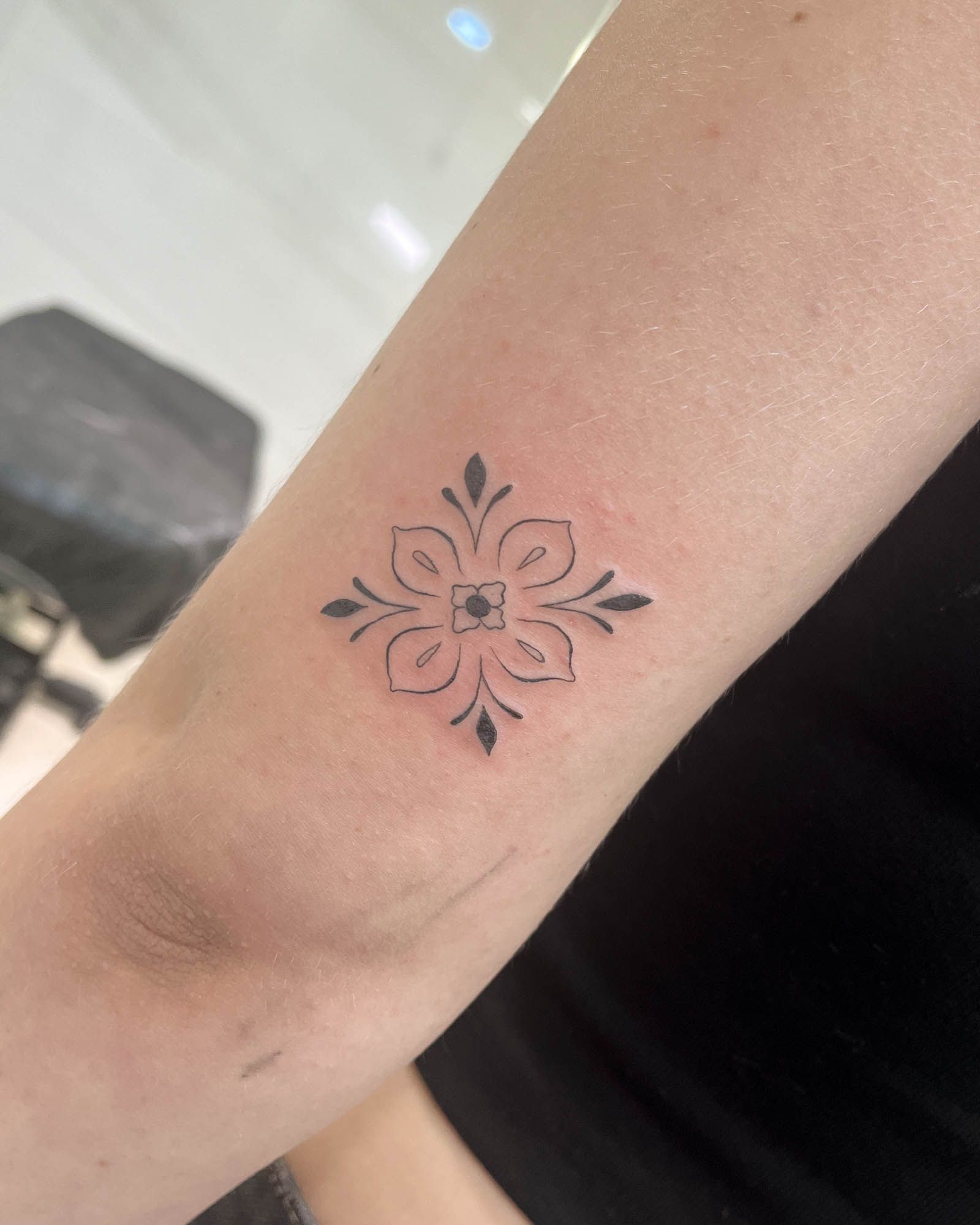 tatuaje flor ornamental minimalista línea fina