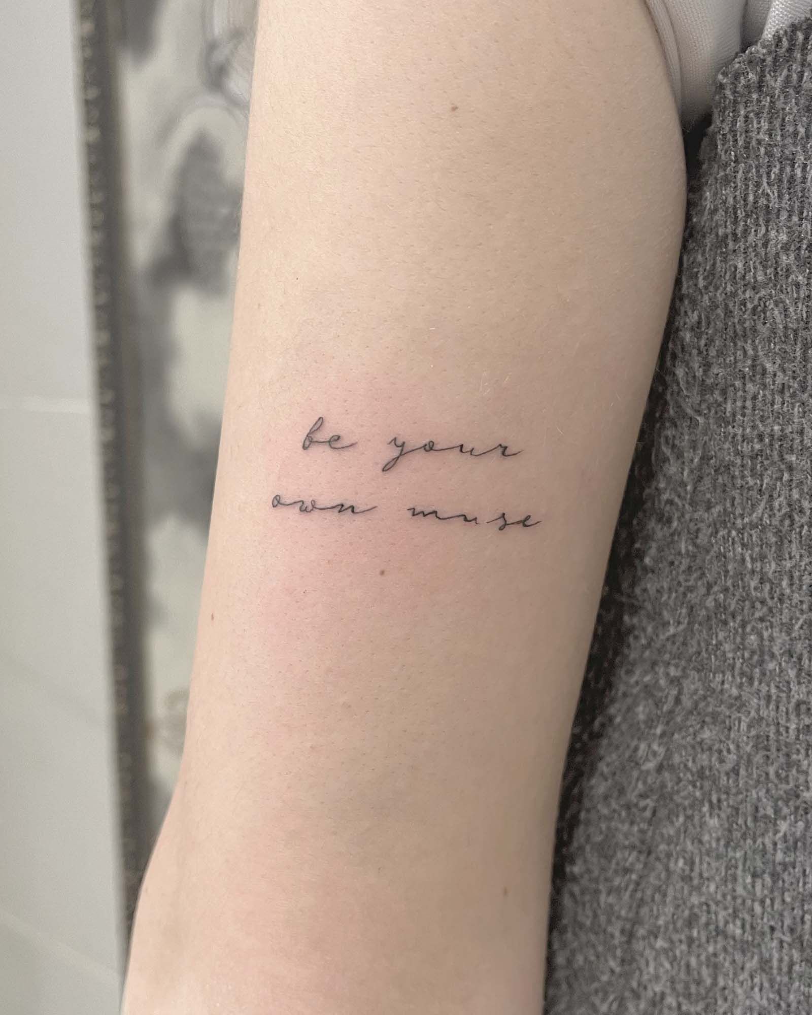frase para tatuajes letras minimalistas línea fina Valencia