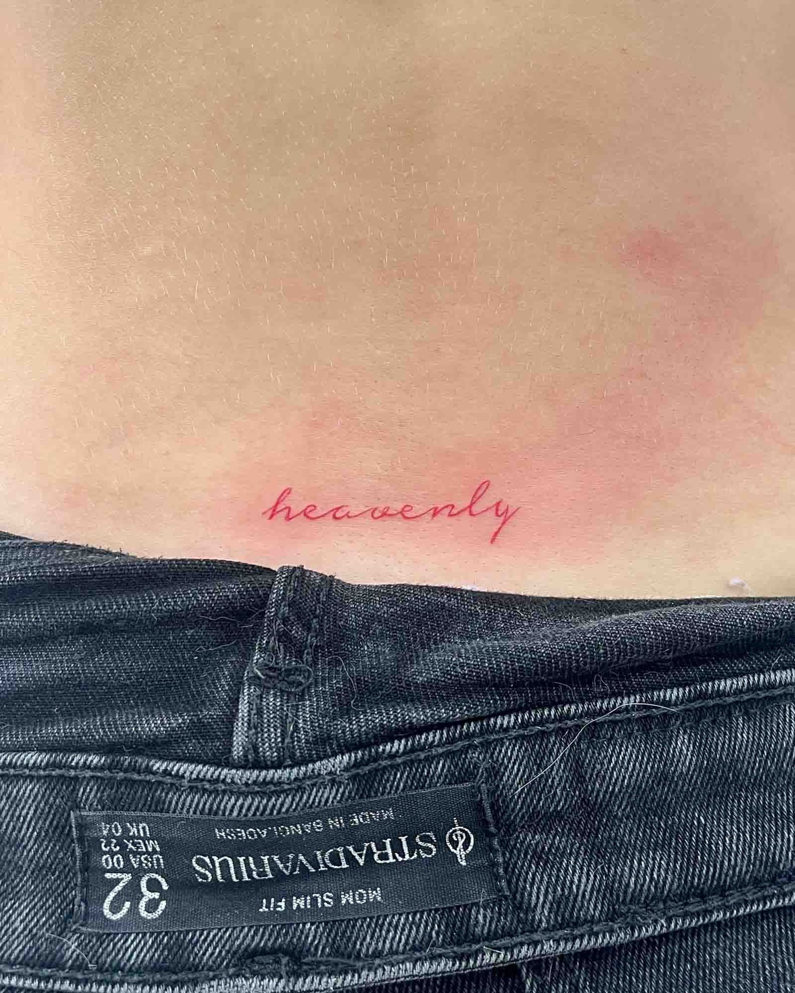 tatuaje palabra línea fina heavenly tipografía manuscrita color rojo