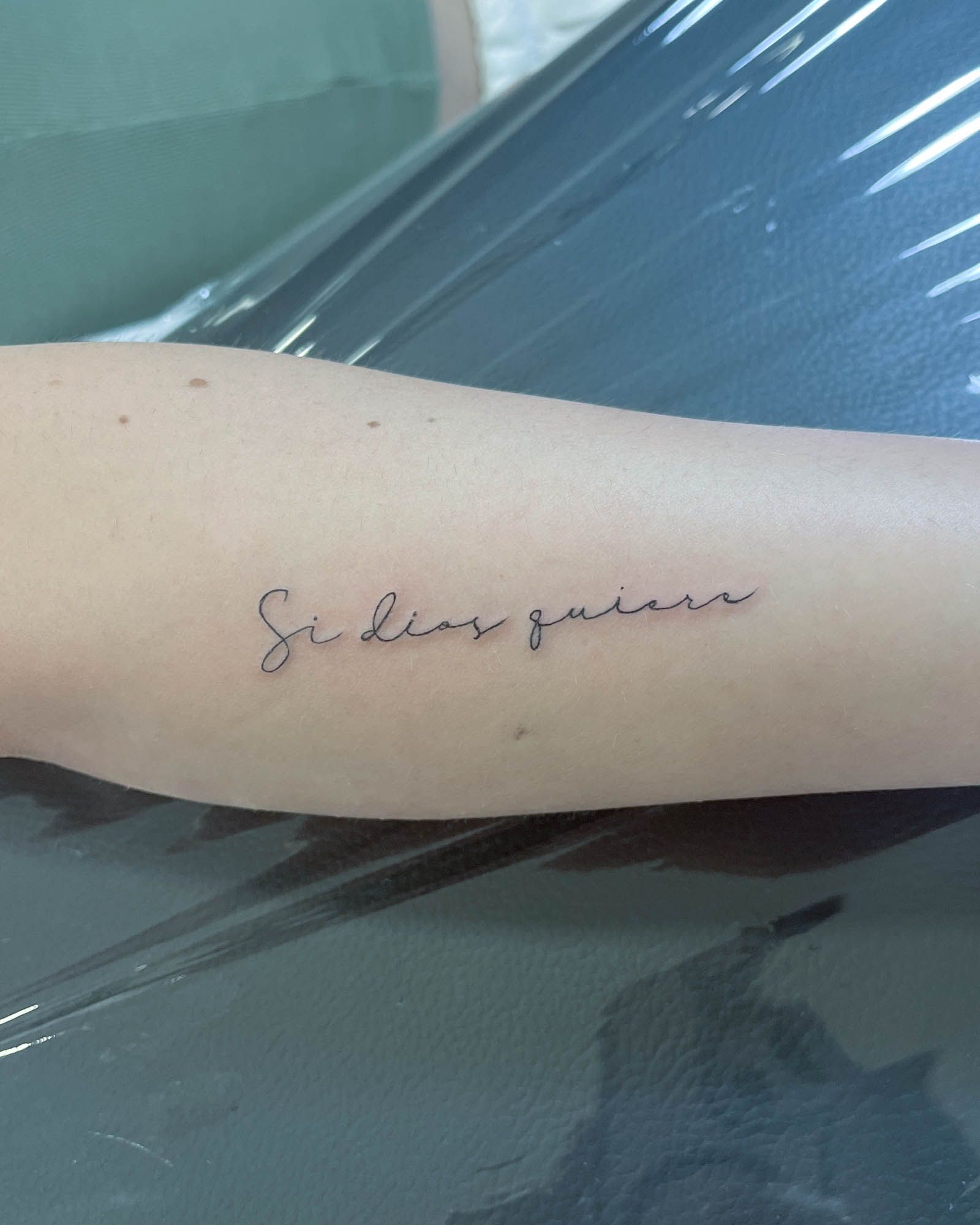 fine line script tattoo si dios quiere single line valencia