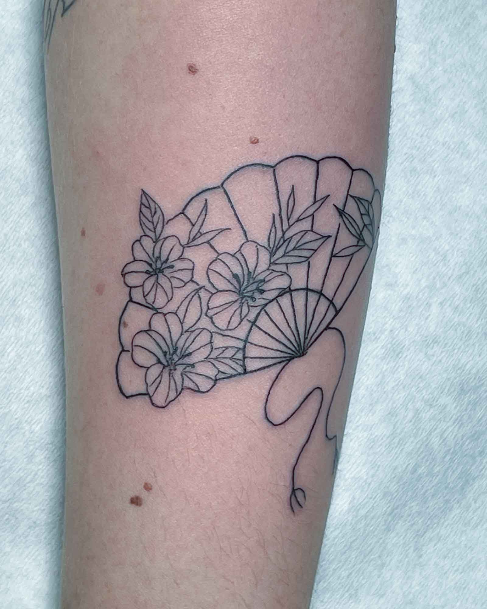 tatuaje abanico floral línea fina diseño ornamental japonés