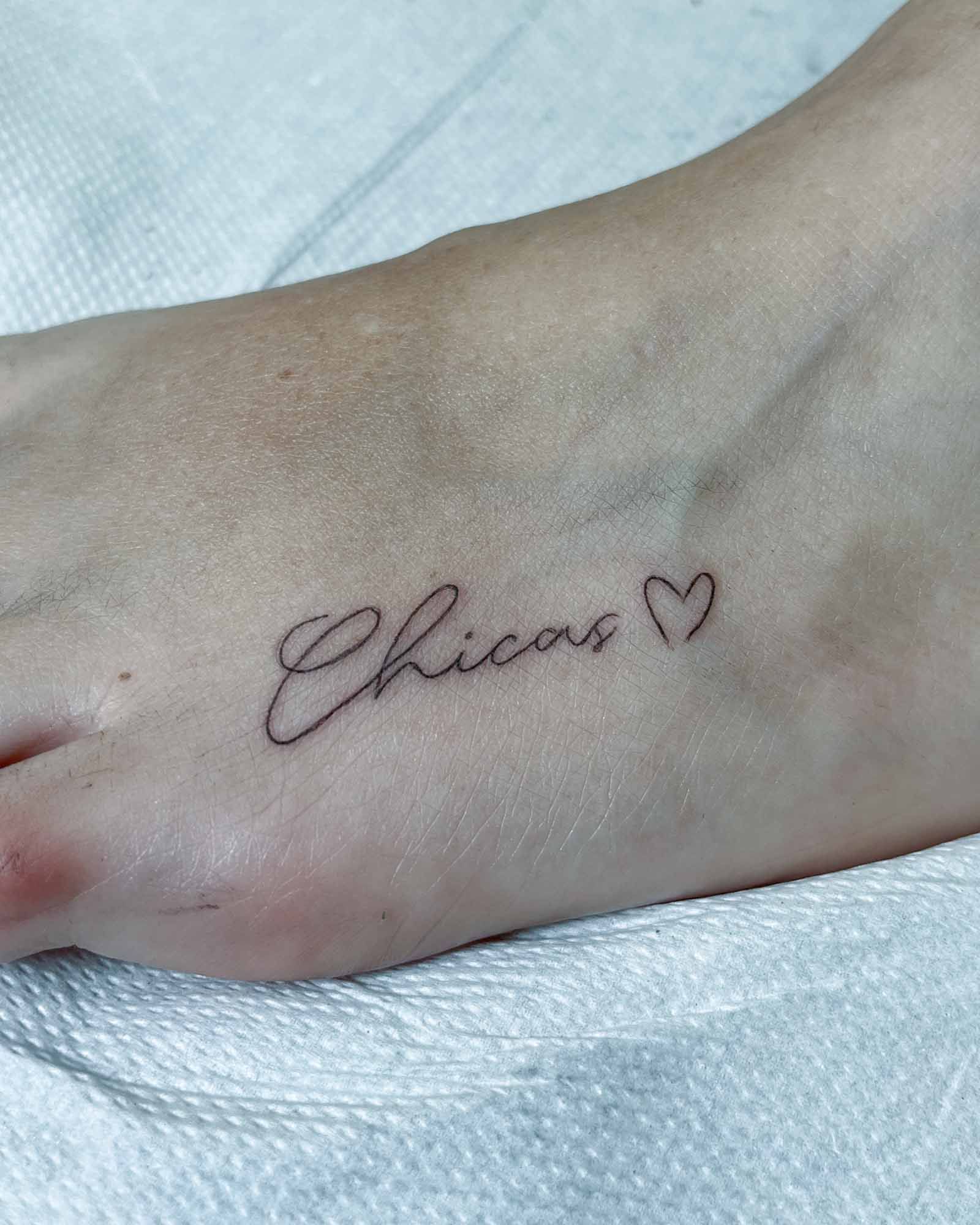 tatuaje palabra chicas línea fina tipografía manuscrita con corazón