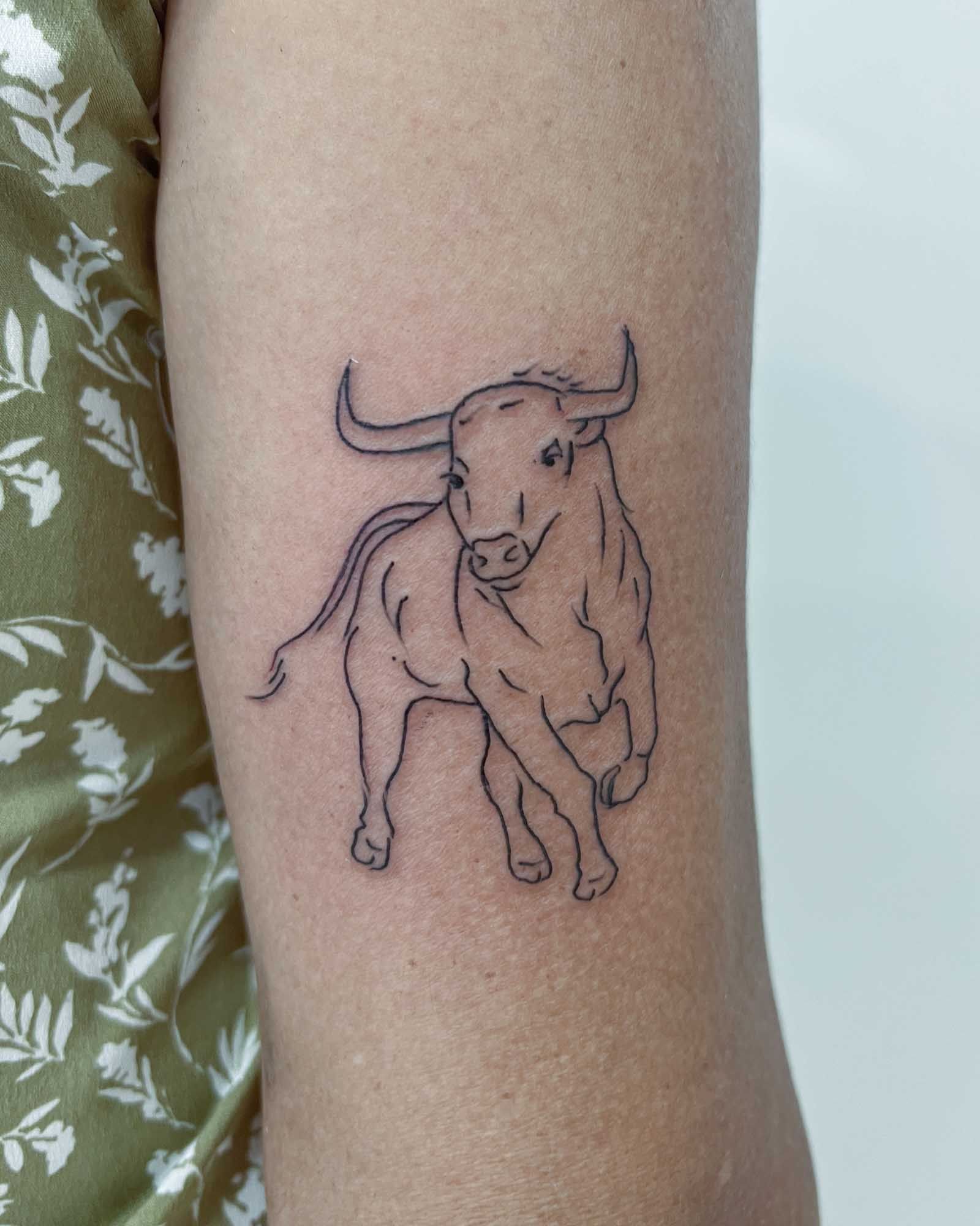 tatuaje linea fina toro minimalista valencia